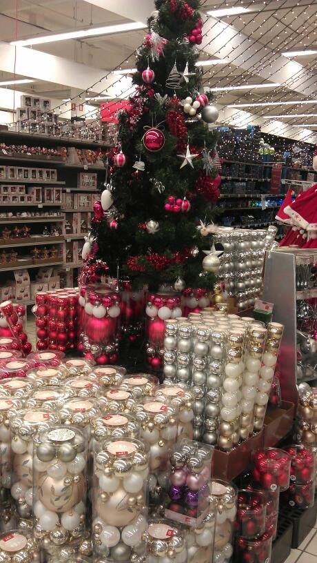 Kerstballen in winkel